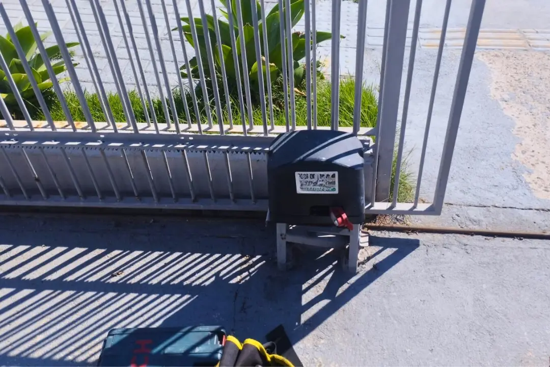 Motor Garen instalado em portão de correr